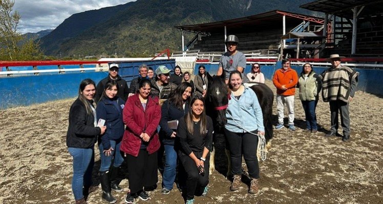 Club Puerto Aysén apoya equinoterapia en el Colegio Santa Teresa de Los Andes